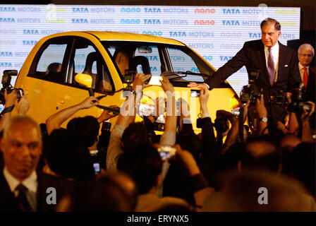 Ratan Tata Président , Nano car Launch , Tata Motor , Tata Nano , plus petite voiture à hayon abordable , Bombay , Mumbai , Maharashtra , Inde Banque D'Images