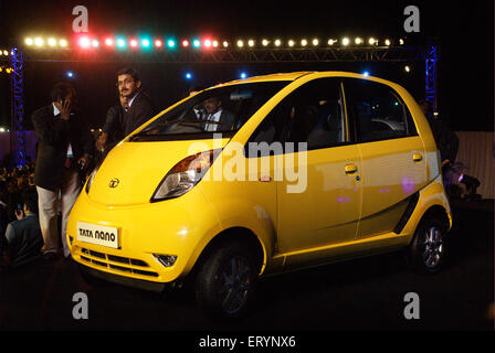 Nano-affichage de voiture au lancement , Tata Motor , Tata Nano , plus petite voiture à hayon abordable , Bombay , Mumbai , Maharashtra , Inde , Asie Banque D'Images