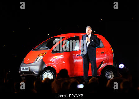 Ratan Tata Président , lancement Nano car , Tata Motor , Tata Nano , plus petite voiture à hayon abordable , Bombay , Mumbai , Maharashtra , Inde Banque D'Images