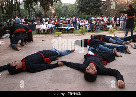 Street play for victimes of 26/11 Mumbai terreur Attack 2008 , Bombay , Mumbai , Maharashtra , Inde , Asie Banque D'Images