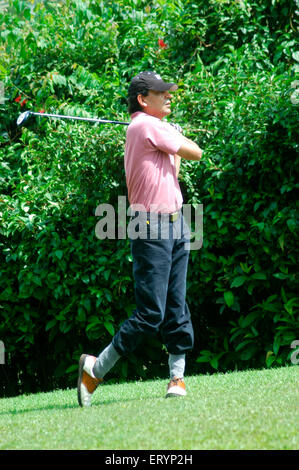 Geet Siriram Sethi , joueur professionnel de billard anglais , jouant au golf à BPGC , Bombay Presidency Golf Club , Chembur , Bombay , Mumbai , Inde Banque D'Images