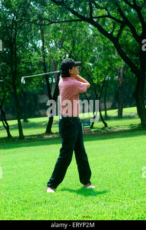 Geet Siriram Sethi , joueur professionnel de billard anglais , jouant au golf à BPGC , Bombay Presidency Golf Club , Chembur , Bombay , Mumbai , Inde Banque D'Images