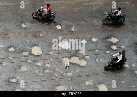 Deux roues prendre voyage périlleux en mousson sur Ghodbunder road à Thane Maharashtra ; Inde ; Banque D'Images