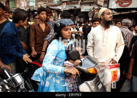 Agacé mère entraînant deux wheeler avec sa fille bloquée à embouteillage dans Bombay Mumbai Maharashtra ; Inde ; PAS DE MR Banque D'Images