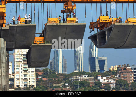 Fer à repasser géant truss utilisé pour soulever le dernier bloc de construction lien Bandra et Worli à Worli Bombay Mumbai Banque D'Images