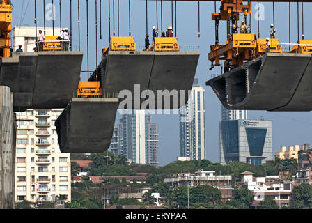 La barre de fer géante a servi à soulever le dernier bloc de construction de la liaison de la mer de Bandra Worli Bombay Mumbai Maharashtra Inde Banque D'Images