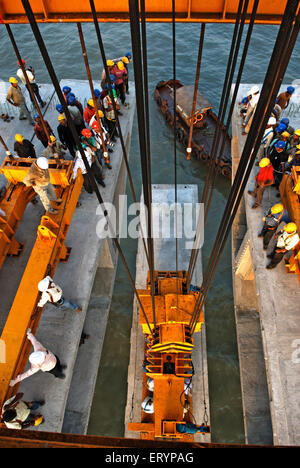 Fer à repasser géant truss utilisé pour lever dernier bloc de construction lien Bandra et Worli à Worli Bombay Mumbai Banque D'Images