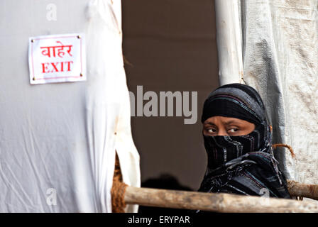 Élections indiennes , femme à la porte de sortie après avoir voté , Bombay , Mumbai , Maharashtra , Inde , Asie Banque D'Images