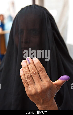 Elections indiennes , femme à burka montrant une marque de vote au doigt , Bombay , Mumbai , Maharashtra , Inde , Asie Banque D'Images