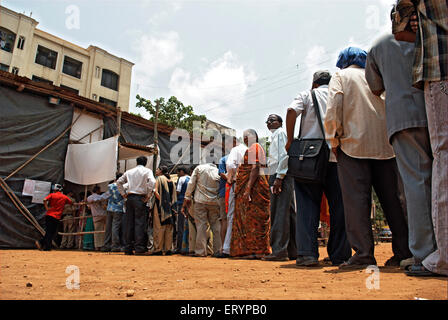 Élections indiennes , file d'attente du bureau de vote , Bombay , Mumbai , Maharashtra , Inde , Asie Banque D'Images