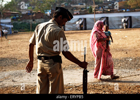 La sécurité de la police pendant les élections à Bombay Mumbai Maharashtra ; Inde ; 30 Avril 2009 Banque D'Images