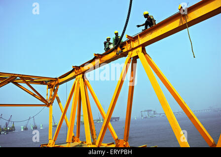 Fer à repasser géant truss utilisé pour lever dernier bloc de construction lien Bandra et Worli à Worli Bombay Mumbai Banque D'Images