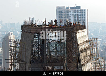 Ouvriers de la construction travaillant sur le bâtiment de gratte-ciel , Bombay , Mumbai , Maharashtra , Inde , Asie Banque D'Images