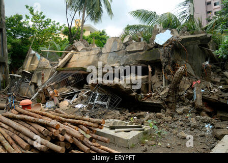 Vieux bâtiment effondrement , Mulund , Bombay , Mumbai , Maharashtra , Inde , Asie Banque D'Images