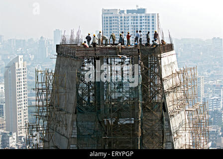 Ouvriers de la construction travaillant sur le bâtiment de gratte-ciel , Bombay , Mumbai , Maharashtra , Inde , Asie Banque D'Images