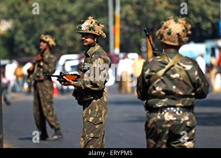 L'extérieur militaire Taj Mahal hotel après une attaque terroriste par deccan mujahedeen ; Bombay Mumbai Banque D'Images