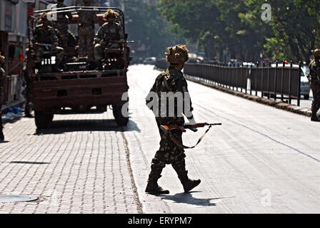 L'extérieur militaire Taj Mahal hotel après une attaque terroriste par deccan mujahedeen ; Bombay Mumbai Banque D'Images