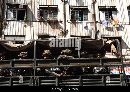 L'extérieur militaire Taj Mahal hotel après une attaque terroriste par deccan mujahedeen ; Bombay Mumbai Banque D'Images