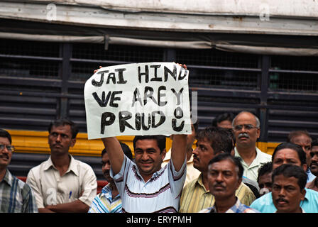 Les personnes solidaires des forces de sécurité après l'attaque terroriste en deccan mujahedeen ; Bombay Mumbai Banque D'Images