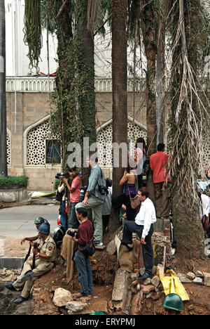26/11 attentat terroriste de Bombay 2008 , journalistes policiers photographes de presse , Hôtel Taj Mahal , Colaba , Bombay , Mumbai , Maharashtra , Inde , Asie Banque D'Images