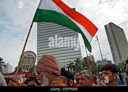 Les personnes solidaires des forces de sécurité après l'attaque terroriste en deccan mujahedeen ; Bombay Mumbai Banque D'Images