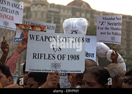 Manifestant holding banner après une attaque terroriste par deccan mujahedeen dans Bombay Mumbai , Maharashtra Banque D'Images
