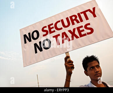 Manifestant holding banner après une attaque terroriste par deccan mujahedeen dans Bombay Mumbai , Maharashtra Banque D'Images