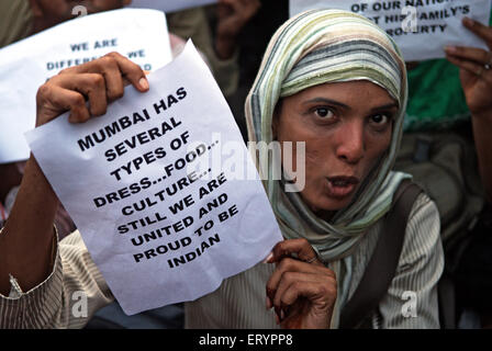 Manifestant holding brochure après une attaque terroriste par deccan mujahedeen dans Bombay Mumbai , Maharashtra Banque D'Images