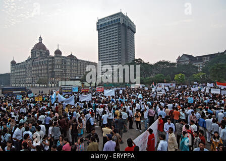 Manifestant près de hotel Taj Mahal après une attaque terroriste par Deccan mujahedeen dans Bombay Mumbai , Maharashtra Banque D'Images
