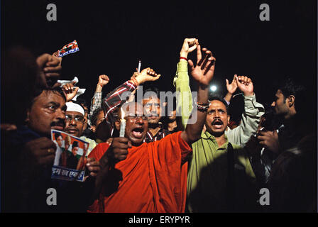 Manifestant près de hotel Taj Mahal après une attaque terroriste par deccan mujahedeen dans Bombay Mumbai Banque D'Images