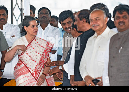 Sonia Gandhi , présidente du parti du Congrès national indien , lors de l'inauguration de Bandra Worli Sea Link , Bombay , Mumbai , Maharashtra , Inde , Asie Banque D'Images