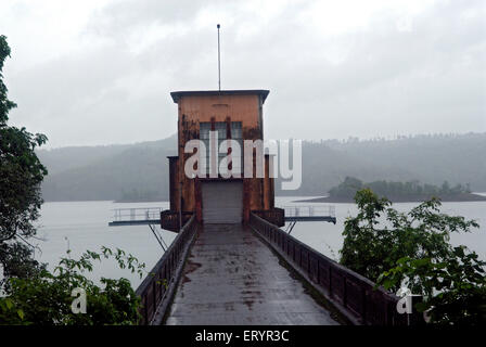 Barrage de Modak Sagar , lac de Modaksagar , rivière Vaitarna , Thana , Thane , Bombay , Mumbai ; Maharashtra ; Inde , Asie Banque D'Images