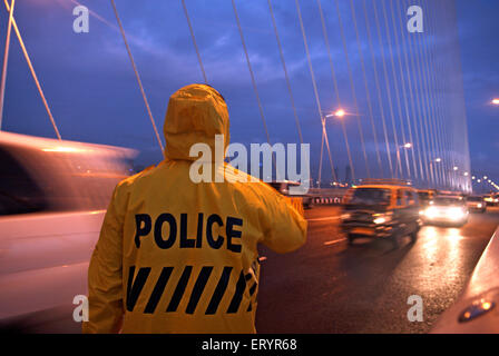 La circulation dans le trafic sur directeurs imperméable bandra worli sea link Rajiv Gandhi ; Bombay Mumbai Maharashtra ; Inde ; Banque D'Images