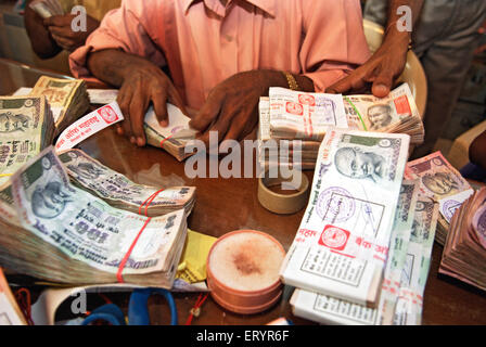 Nombre de dévots à lalbaug trésorerie offrant cha raja après ganpati ; festival ; Bombay Mumbai Maharashtra Inde 5 septembre 2009 ; Banque D'Images