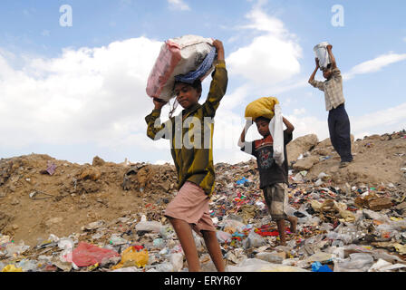 Rag pickers transportant en charge décharge Deonar Bombay Mumbai Maharashtra Inde Banque D'Images