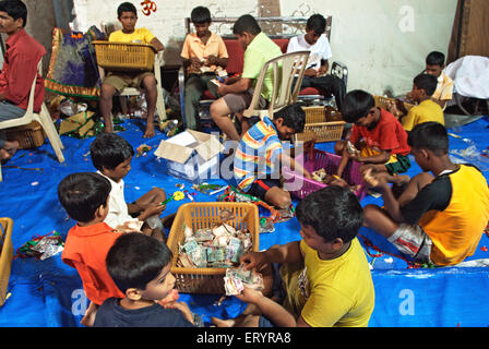 Nombre de dévots à lalbaug trésorerie offrant cha raja après ganpati ; festival ; Bombay Mumbai Maharashtra Banque D'Images