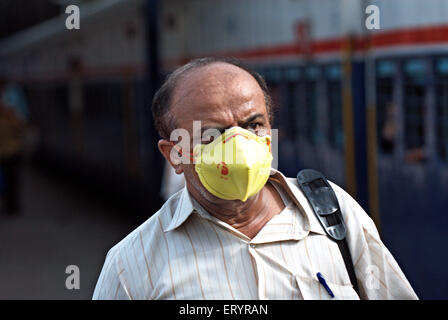 Visage de l'homme avec protection masque contre le virus ; Bombay ; Mumbai ; Maharashtra ; Inde Banque D'Images