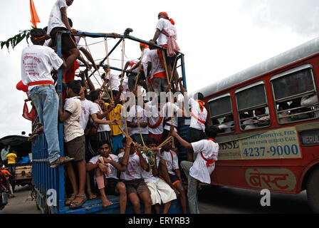 Festival Janmashtami , festival Gokulashtami , garçons bondés en camion , Bombay , Mumbai , Maharashtra , Inde , asie Banque D'Images