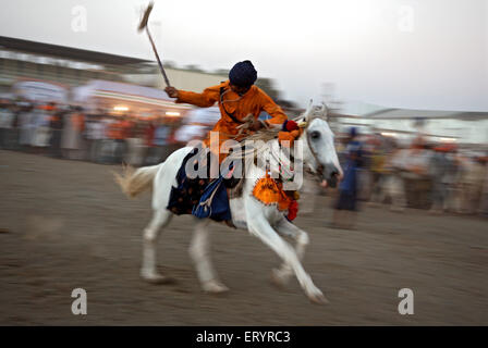 Guerrier sikh Nihang cascades dans les célébrations de la consécration de sikh Guru Granth Sahib ; Nanded Banque D'Images