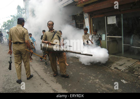 Brumeuse, machine de brouillard désinfectant pour contrôler le paludisme, Bombay, Mumbai, Maharashtra, Inde, Asie Banque D'Images