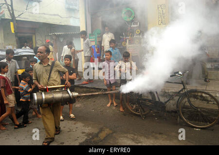 Brumeuse, machine de brouillard désinfectant pour contrôler le paludisme, Bombay, Mumbai, Maharashtra, Inde, Asie Banque D'Images