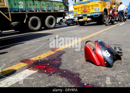 Accident de vélo , sang et partie de moto cassée , Eastern Express Highway , Bombay , Mumbai , Maharashtra , Inde , accident indien , Asie Banque D'Images