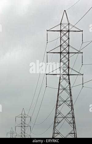 Tour de transmission , tour de puissance , tours électriques de ligne de puissance haute tension ; Bombay , Mumbai ; Maharashtra ; Inde , asie Banque D'Images