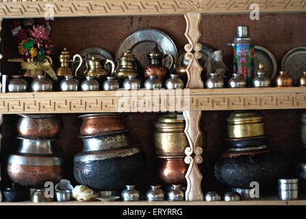 Ustensiles de cuisine dans placard à bois , Leh , Ladakh , Jammu et Cachemire , Inde , Asie Banque D'Images