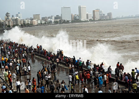 Les personnes bénéficiant de hightide vagues à Marine Drive ; Bombay Mumbai Maharashtra ; Inde ; 24 juillet 2009 Banque D'Images