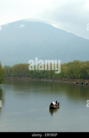 Bateau dans la rivière de la vallée de la Jhelum ; Lolab Sopore ; ; ; Baramulla Jammu-et-Cachemire ; Inde - aum 174059 Banque D'Images