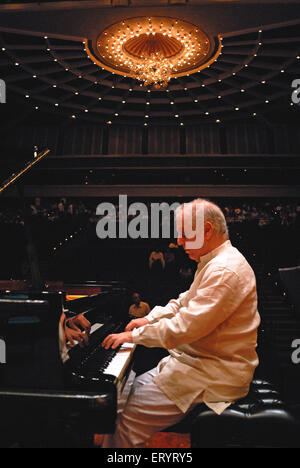 Daniel Barenboim , pianiste , Théâtre Jamshed Bhabha , NCPA , Centre National des Arts du spectacle , Bombay , Mumbai , Maharashtra , Inde , Asie Banque D'Images