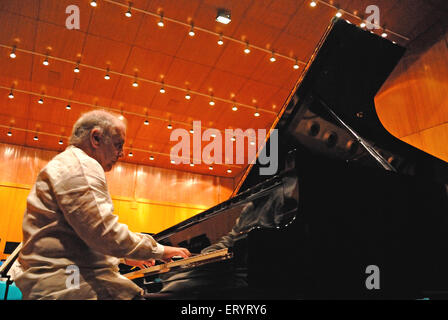 Daniel Barenboim , pianiste , Théâtre Jamshed Bhabha , NCPA , Centre National des Arts du spectacle , Bombay , Mumbai , Maharashtra , Inde , Asie Banque D'Images