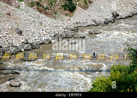 Les personnes qui franchissent le pont sur la rivière Jhelum ; Uri à Baramulla ; Jammu-et-Cachemire ; Inde 6 Avril 2008 Banque D'Images