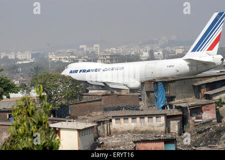 Décollage d'avion cargo Air France , bidonvilles de l'aéroport de Sahar , aéroport international Chhatrapati Shivaji Maharaj , Bombay , Mumbai , Inde , Asie Banque D'Images